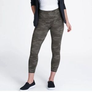 SPANX Look at Me Now Seamless Leggings capri sage camo Large